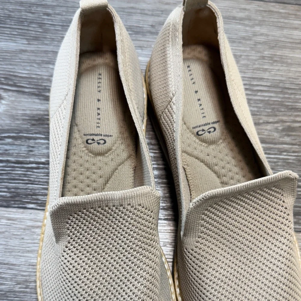 Kelly & katie Beige Slip-On Shoes woman’s 7.5 (s145)